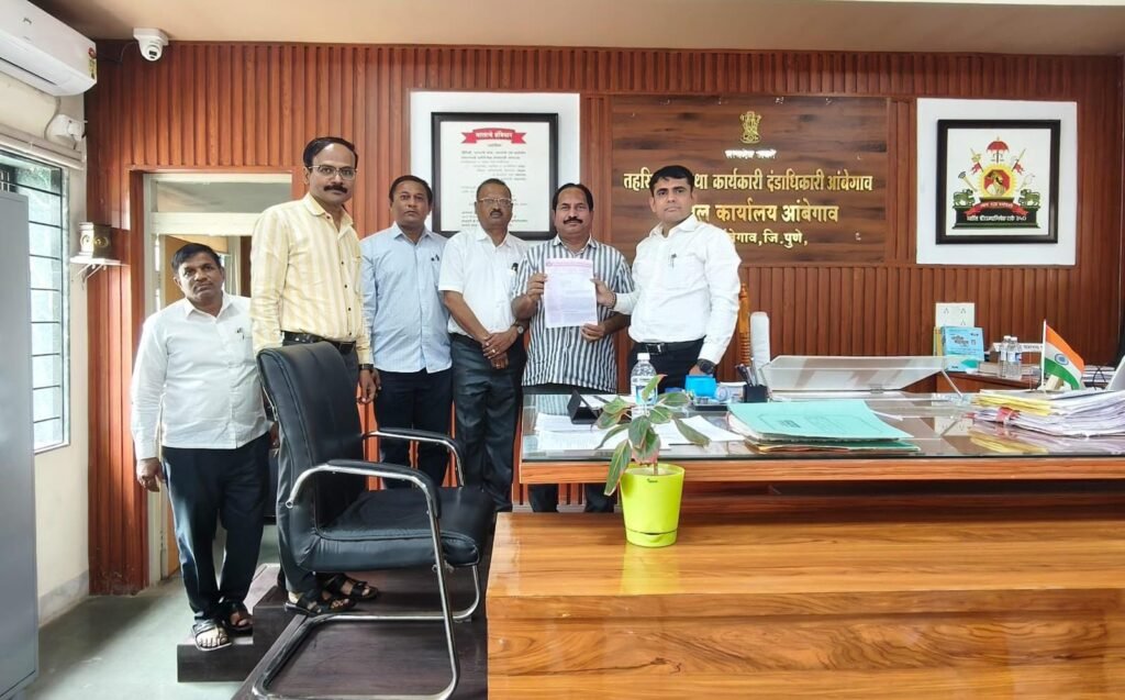 शिक्षण व शिक्षकांच्या न्याय्य मागण्यांसाठी आंबेगाव तालुका मुख्याध्यापक संघाचे तहसीलदार डॉ.सचिन वाघ यांना निवेदन !! 1010119557