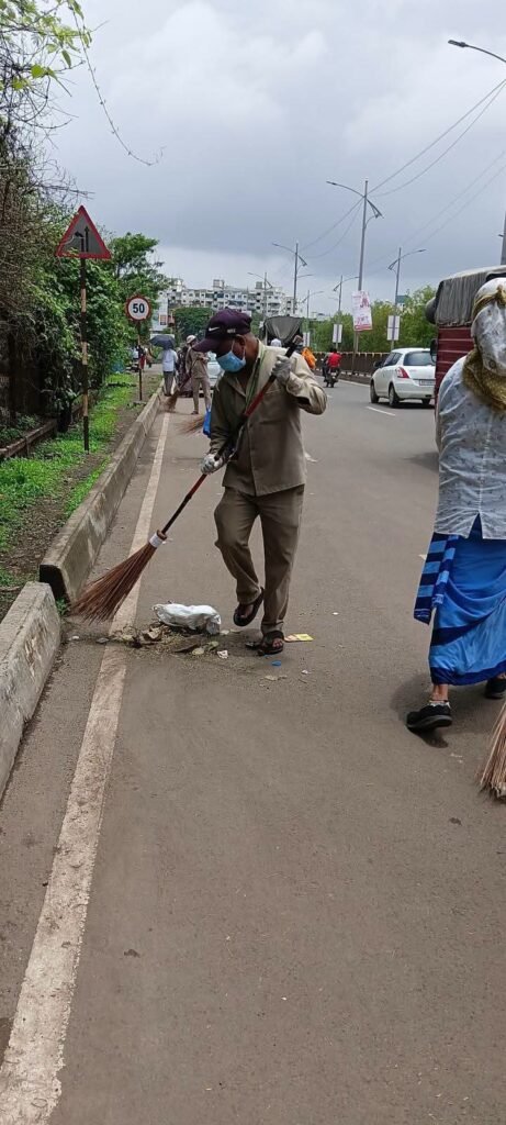 पालखी मार्गाच्या स्वच्छतेसाठी महापालिकेची व्यापक मोहीम;अवघ्या दोन तासांत संपूर्ण पालखी मार्ग केला स्वच्छ !! 1010126319
