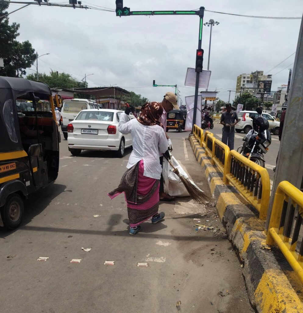 पालखी मार्गाच्या स्वच्छतेसाठी महापालिकेची व्यापक मोहीम;अवघ्या दोन तासांत संपूर्ण पालखी मार्ग केला स्वच्छ !! 1010126337