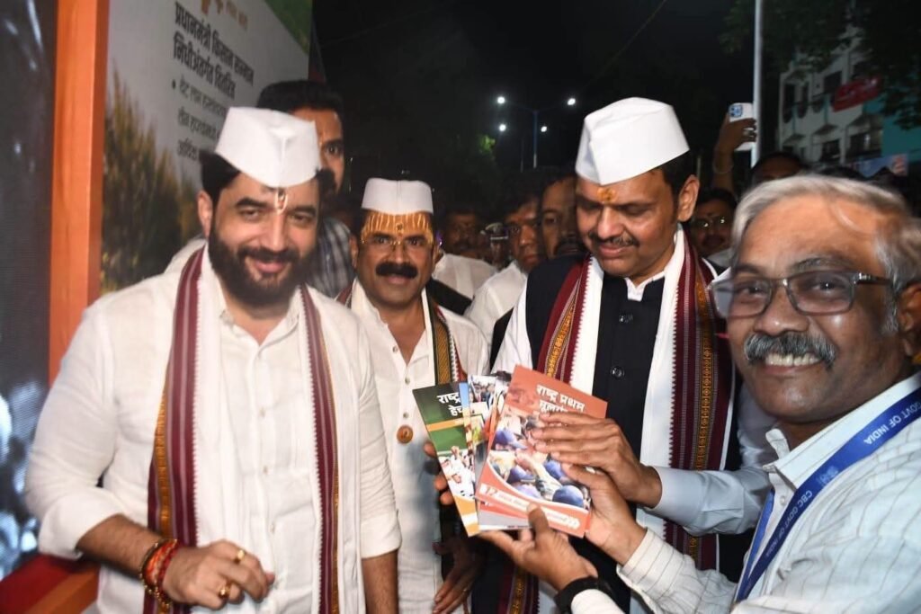 केंद्रीय संचार ब्यूरोच्या आषाढी वारी विशेष चित्ररथाचे मुख्यमंत्र्यांच्या हस्ते उद्घाटन !! 1010139897