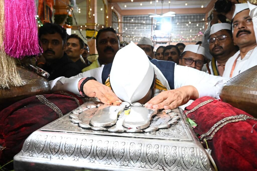 मुख्यमंत्री सहायता निधी व धर्मादाय रुग्णालय मदत कक्षाच्या वतीने आषाढी वारीत 'चरण सेवा' उपक्रम !! 1010140290