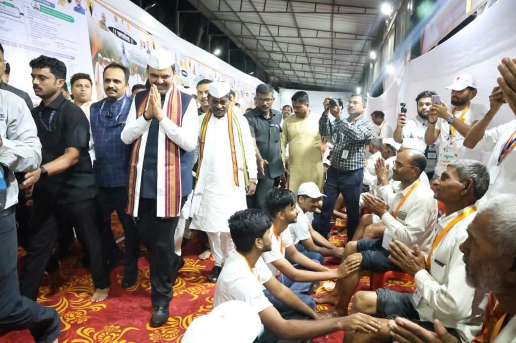 वारकऱ्यांचा 'चरण सेवा' उपक्रमाला उत्स्फूर्त प्रतिसाद ; मुख्यमंत्री सहाय्यता निधीचा उपक्रम- रामेश्वर नाईक 1010156637