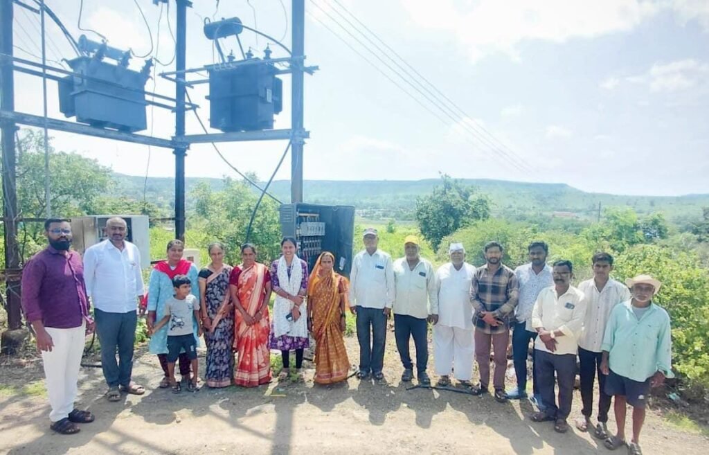 धामणीतील गाढवे मळा येथे १०० केव्ही ट्रान्सफॉर्मर कार्यान्वित; कमी दाबाच्या वीज समस्येतून ग्रामस्थांची सुटका 1010168545