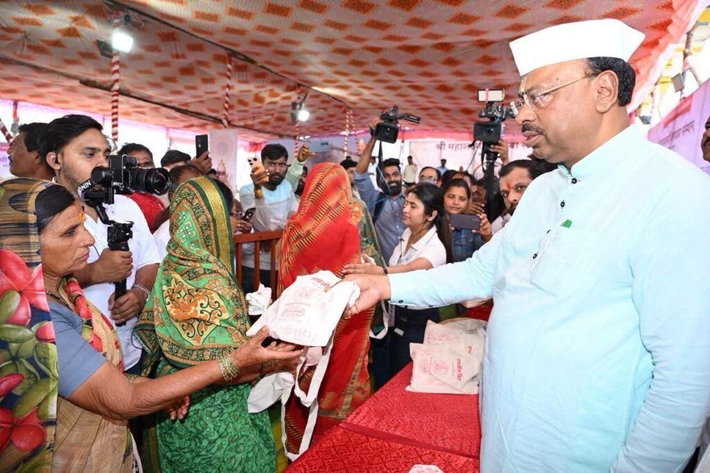 महसूल मंत्री चंद्रशेखर बावनकुळे यांच्या हस्ते जेजुरी येथे वारकऱ्यांना हायजिनिक किटचे वाटप !! 1010170226