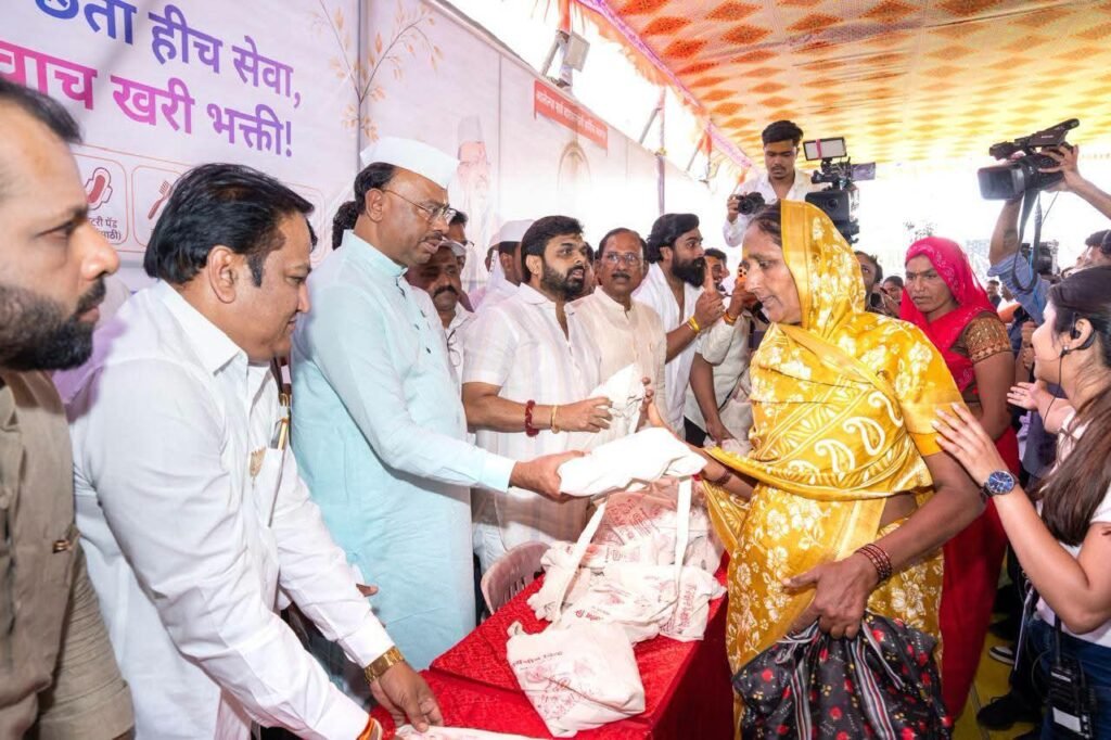 महसूल मंत्री चंद्रशेखर बावनकुळे यांच्या हस्ते जेजुरी येथे वारकऱ्यांना हायजिनिक किटचे वाटप !! 1010170227