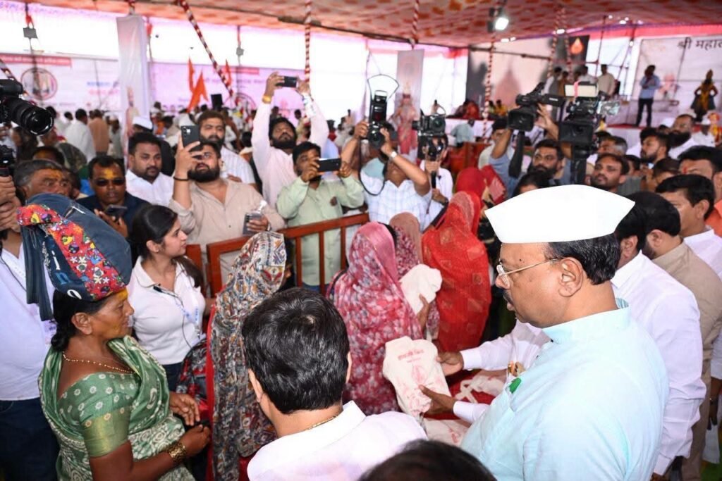 महसूल मंत्री चंद्रशेखर बावनकुळे यांच्या हस्ते जेजुरी येथे वारकऱ्यांना हायजिनिक किटचे वाटप !! 1010170228