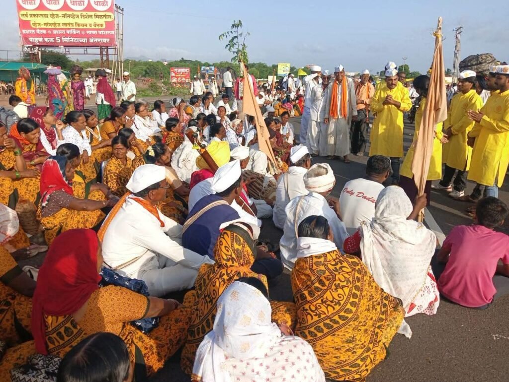 आषाढीवारीत ‘संवादवारी’; लोककल्याणकारी योजनांच्या जागरास नागरिकांचा उत्स्फूर्त प्रतिसाद 1010170473