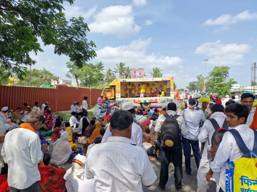 आषाढीवारीत ‘संवादवारी’; लोककल्याणकारी योजनांच्या जागरास नागरिकांचा उत्स्फूर्त प्रतिसाद 1010170483