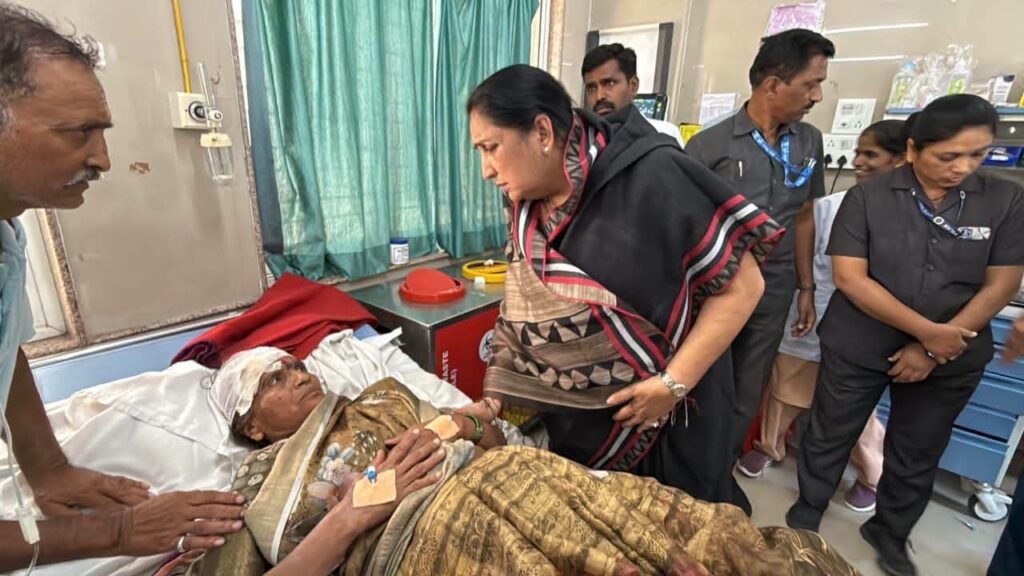 अपघातग्रस्त वारकऱ्यांची उपमुख्यमंत्री सुनेत्रा अजित पवार यांनी घेतली भेट;मृतांच्या वारसांना पाच लाख रुपयांची मदत; जखमींवर मोफत उपचार करण्याचे निर्देश 1010170913