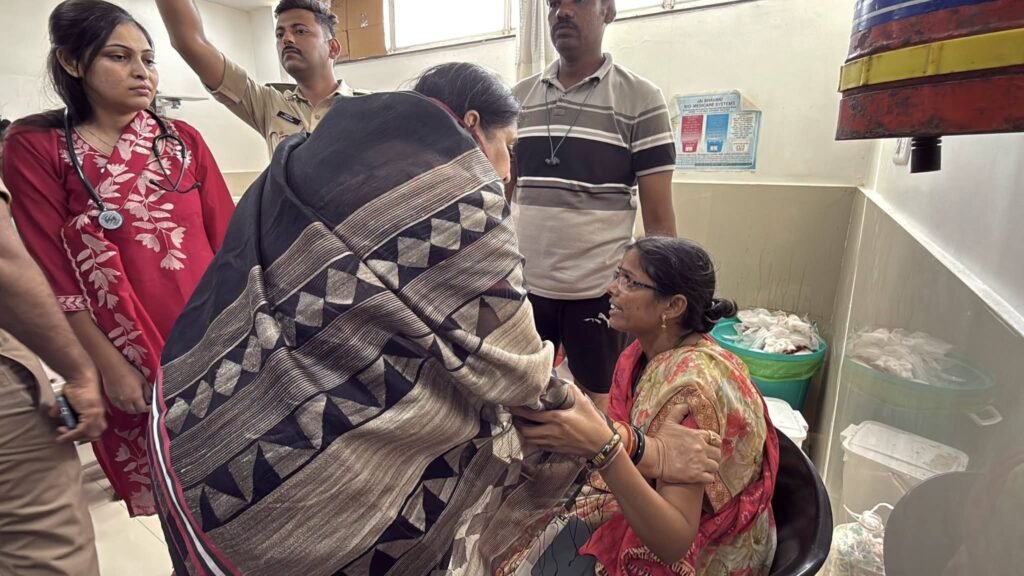 अपघातग्रस्त वारकऱ्यांची उपमुख्यमंत्री सुनेत्रा अजित पवार यांनी घेतली भेट;मृतांच्या वारसांना पाच लाख रुपयांची मदत; जखमींवर मोफत उपचार करण्याचे निर्देश 1010170914