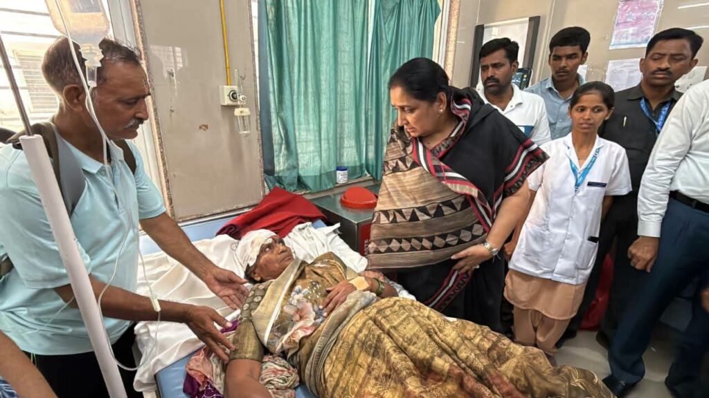 अपघातग्रस्त वारकऱ्यांची उपमुख्यमंत्री सुनेत्रा अजित पवार यांनी घेतली भेट;मृतांच्या वारसांना पाच लाख रुपयांची मदत; जखमींवर मोफत उपचार करण्याचे निर्देश 1010170915