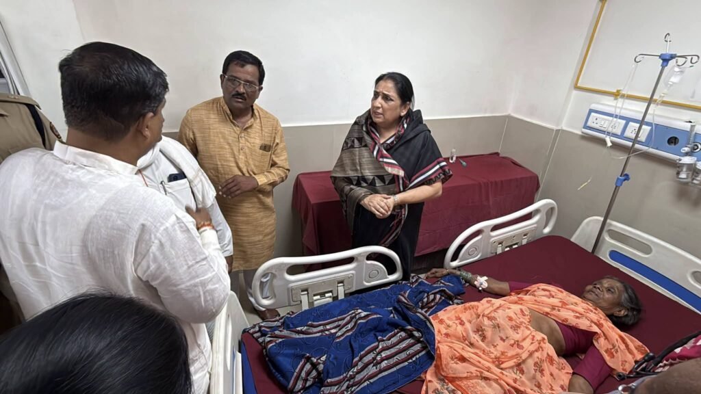 अपघातग्रस्त वारकऱ्यांची उपमुख्यमंत्री सुनेत्रा अजित पवार यांनी घेतली भेट;मृतांच्या वारसांना पाच लाख रुपयांची मदत; जखमींवर मोफत उपचार करण्याचे निर्देश 1010170916
