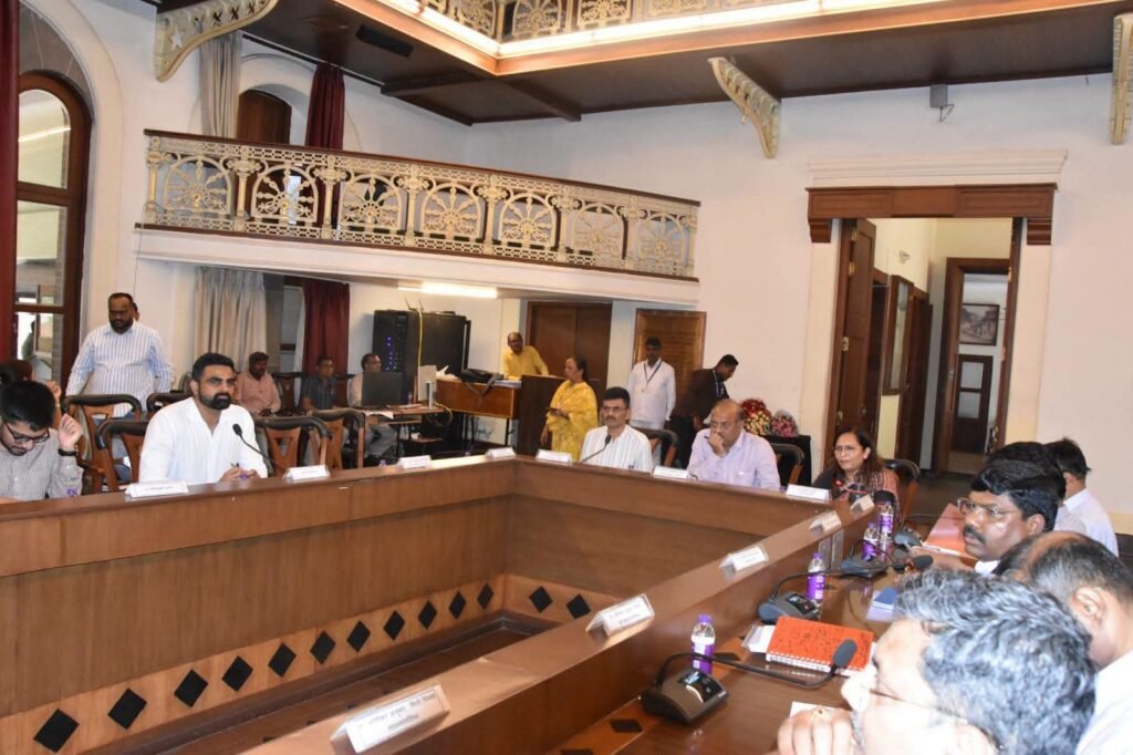 एस.आय.आर कार्यक्रमाचा केंद्रीय उपनिवडणूक आयुक्तांकडून आढावा 1010182674