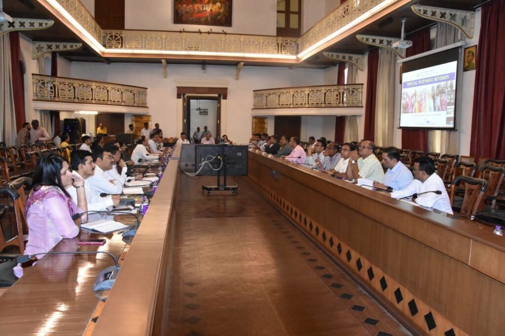 एस.आय.आर कार्यक्रमाचा केंद्रीय उपनिवडणूक आयुक्तांकडून आढावा 1010182675