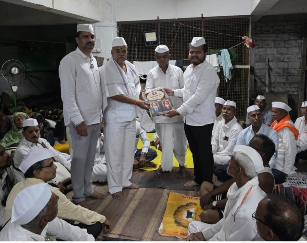 "श्री वसंतस्मृती वारकरी प्रथमोपचार सेवा संच" वाटपाच्या अखंडित सेवार्थ भावनेचे दिंड्यांकडून कौतुक !! 1010183411