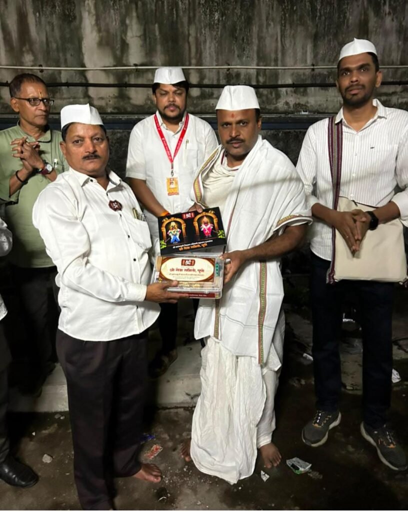 "श्री वसंतस्मृती वारकरी प्रथमोपचार सेवा संच" वाटपाच्या अखंडित सेवार्थ भावनेचे दिंड्यांकडून कौतुक !! 1010183413