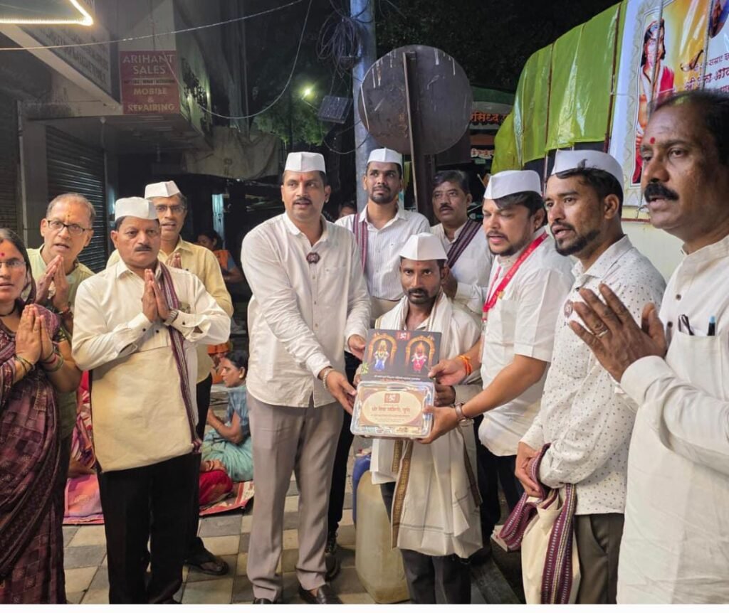 "श्री वसंतस्मृती वारकरी प्रथमोपचार सेवा संच" वाटपाच्या अखंडित सेवार्थ भावनेचे दिंड्यांकडून कौतुक !! 1010183414