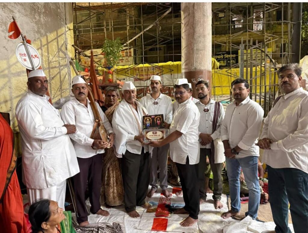 "श्री वसंतस्मृती वारकरी प्रथमोपचार सेवा संच" वाटपाच्या अखंडित सेवार्थ भावनेचे दिंड्यांकडून कौतुक !! 1010183416