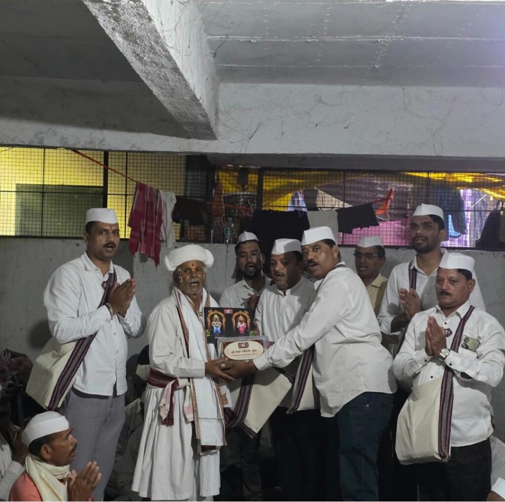 "श्री वसंतस्मृती वारकरी प्रथमोपचार सेवा संच" वाटपाच्या अखंडित सेवार्थ भावनेचे दिंड्यांकडून कौतुक !! 1010183420