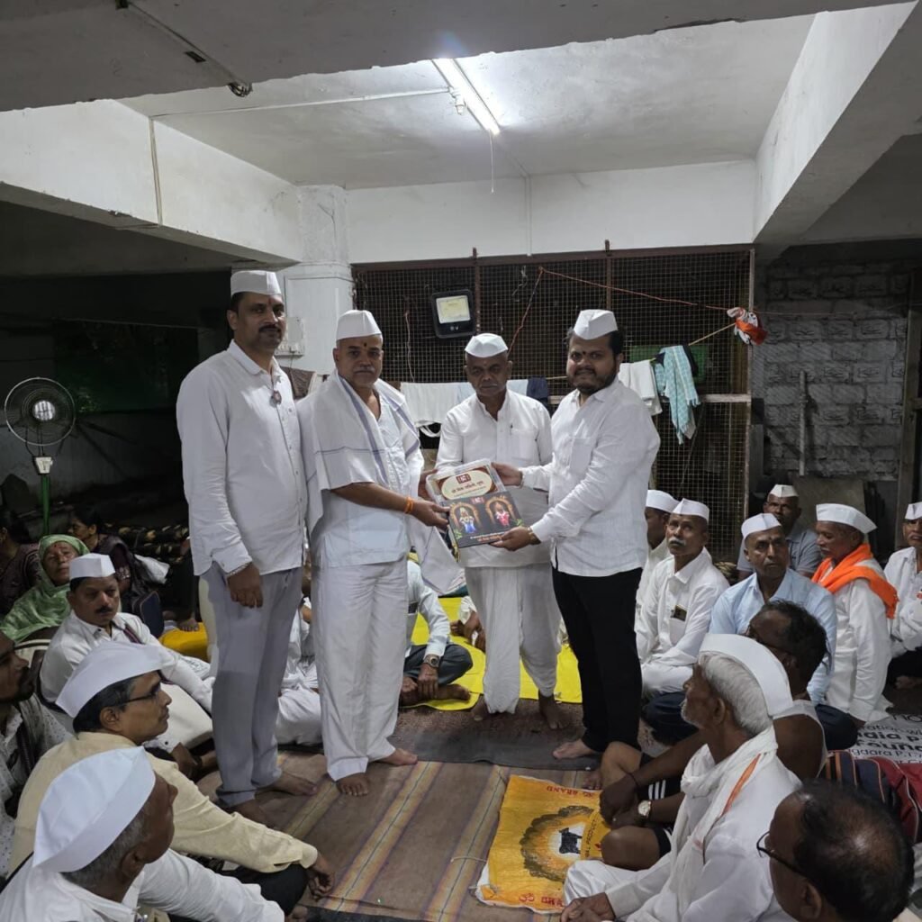"श्री वसंतस्मृती वारकरी प्रथमोपचार सेवा संच" वाटपाच्या अखंडित सेवार्थ भावनेचे दिंड्यांकडून कौतुक !! 1010183421