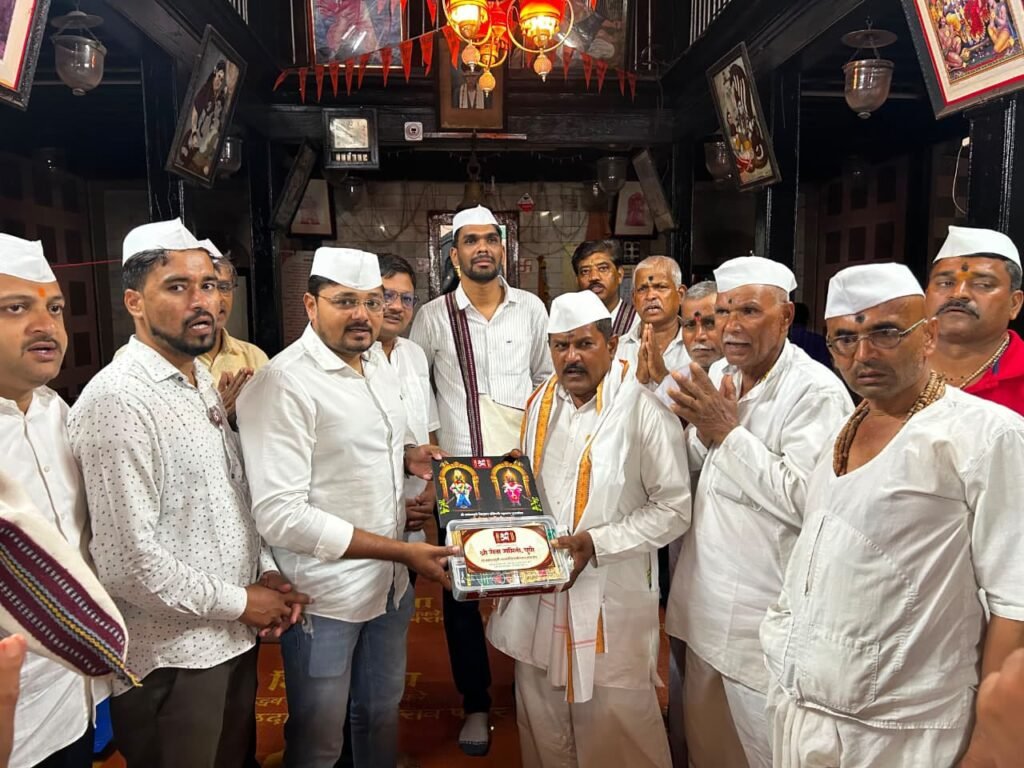 "श्री वसंतस्मृती वारकरी प्रथमोपचार सेवा संच" वाटपाच्या अखंडित सेवार्थ भावनेचे दिंड्यांकडून कौतुक !! 1010183422