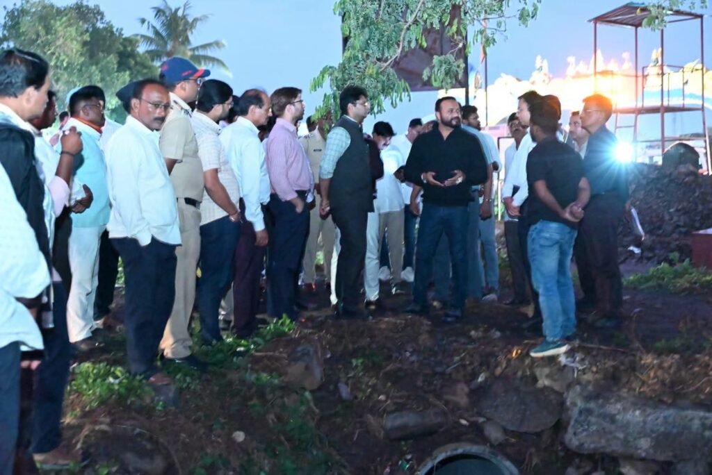 विठ्ठलाच्या दर्शनासाठी येणारा वारकरी हाच व्ही.आय.पी - पालकमंत्री जयकुमार गोरे 1010209413