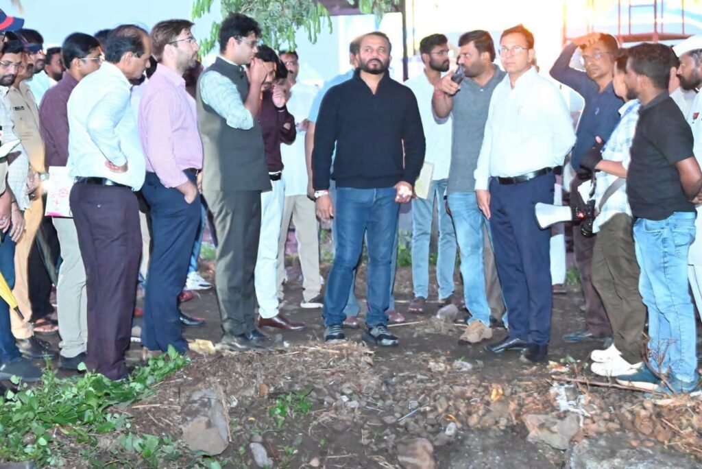 विठ्ठलाच्या दर्शनासाठी येणारा वारकरी हाच व्ही.आय.पी - पालकमंत्री जयकुमार गोरे 1010209414