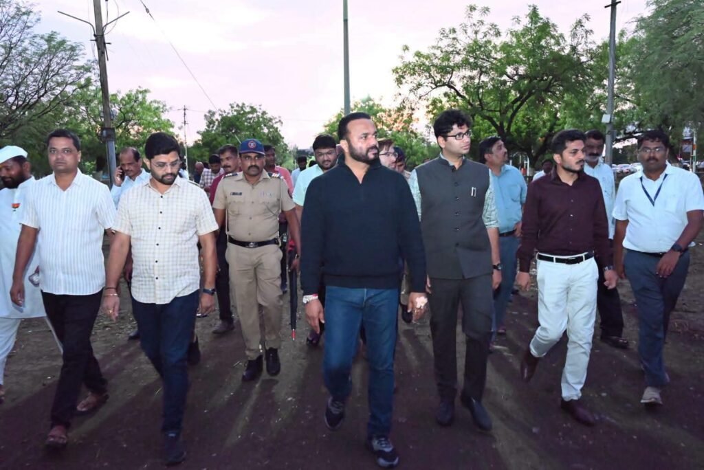 विठ्ठलाच्या दर्शनासाठी येणारा वारकरी हाच व्ही.आय.पी - पालकमंत्री जयकुमार गोरे 1010209416