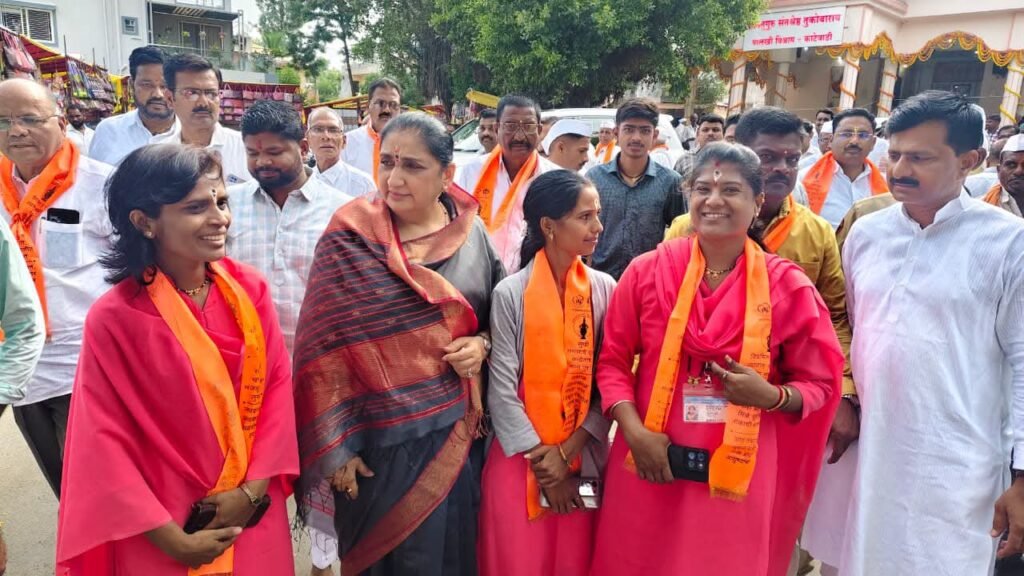आषाढी वारी पालखी सोहळ्यानिमित्त काटेवाडी येथे वारकऱ्यांसाठी आरोग्यसेवा ;उपमुख्यमंत्री सुनेत्रा अजित पवार यांच्या हस्ते औषधोपचार किटचे वाटप 1010218824