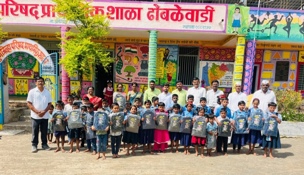 जिल्हा परिषद प्राथमिक शाळा ढोबळेवाडी (जारकरवाडी) येथील विद्यार्थ्यांना सह्याद्री अॅग्रोव्हेट व हिंगे पाटील कृषी उद्योग यांच्या माध्यमातून स्कूल बॅगचे वाटप !! 1010230596