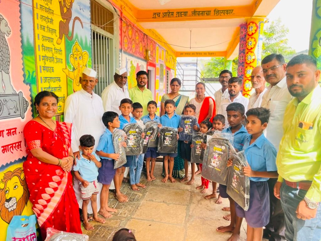 जिल्हा परिषद प्राथमिक शाळा ढोबळेवाडी (जारकरवाडी) येथील विद्यार्थ्यांना सह्याद्री अॅग्रोव्हेट व हिंगे पाटील कृषी उद्योग यांच्या माध्यमातून स्कूल बॅगचे वाटप !! 1010230597
