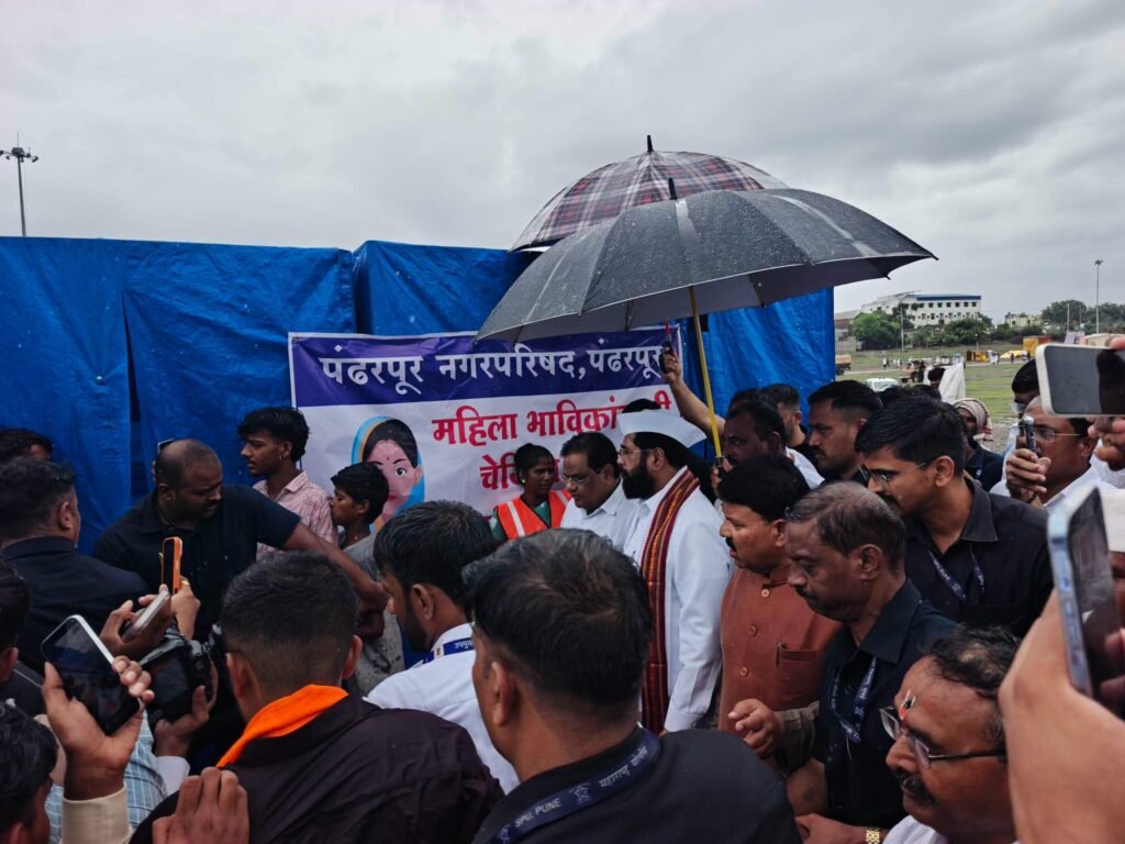 उपमुख्यमंत्री एकनाथ शिंदे यांच्याकडून पंढरपुरात सुविधांची पाहणी;दर्शन रांगेत पाणी बॉटलचे वाटप; चंद्रभागेत होडीतून स्वच्छतेची पाहणी, आयसीयूमधील रुग्णांची विचारपूस !! 1010242725