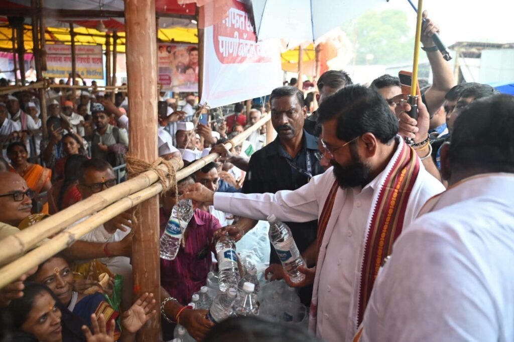उपमुख्यमंत्री एकनाथ शिंदे यांच्याकडून पंढरपुरात सुविधांची पाहणी;दर्शन रांगेत पाणी बॉटलचे वाटप; चंद्रभागेत होडीतून स्वच्छतेची पाहणी, आयसीयूमधील रुग्णांची विचारपूस !! 1010242726