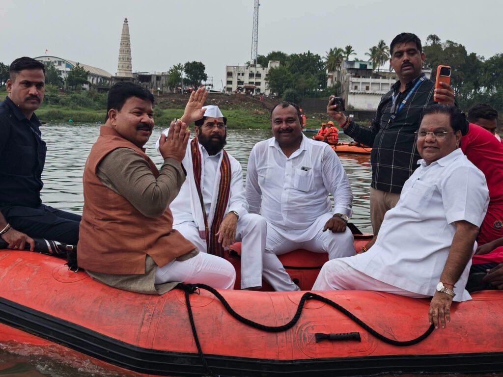 उपमुख्यमंत्री एकनाथ शिंदे यांच्याकडून पंढरपुरात सुविधांची पाहणी;दर्शन रांगेत पाणी बॉटलचे वाटप; चंद्रभागेत होडीतून स्वच्छतेची पाहणी, आयसीयूमधील रुग्णांची विचारपूस !! 1010242727