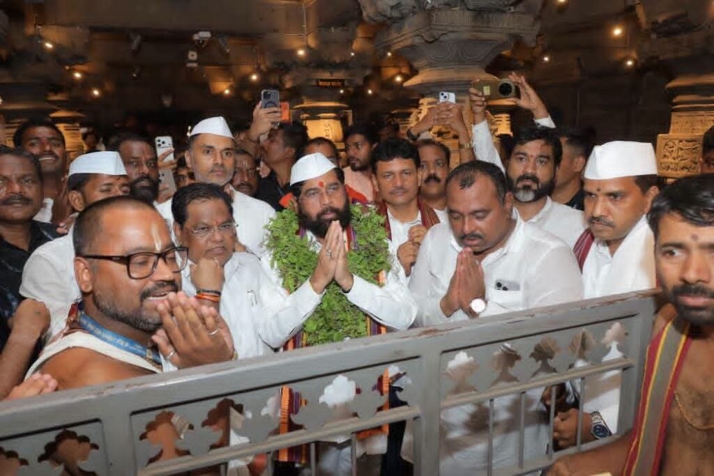 उपमुख्यमंत्री एकनाथ शिंदे यांनी घेतले श्री विठ्ठल-रुक्मिणी मातेचे मुखदर्शन ; 1010242939