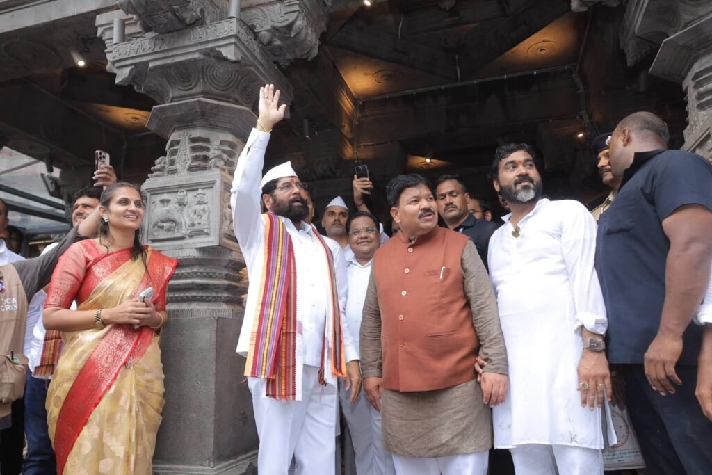 उपमुख्यमंत्री एकनाथ शिंदे यांनी घेतले श्री विठ्ठल-रुक्मिणी मातेचे मुखदर्शन ; 1010242940