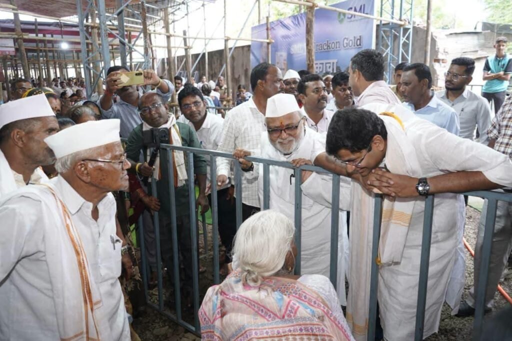 दर्शन रांगेत थकलेल्या वयोवृद्ध जोडप्यांना घडवले थेट दर्शन ;वारकरी हाच व्हीआयपी मानून प्रशासनाने घडवले दर्शन !! 1010265248