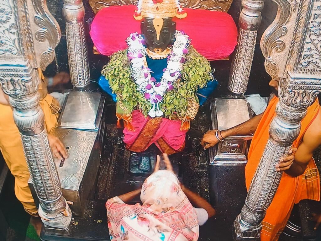 दर्शन रांगेत थकलेल्या वयोवृद्ध जोडप्यांना घडवले थेट दर्शन ;वारकरी हाच व्हीआयपी मानून प्रशासनाने घडवले दर्शन !! 1010265399