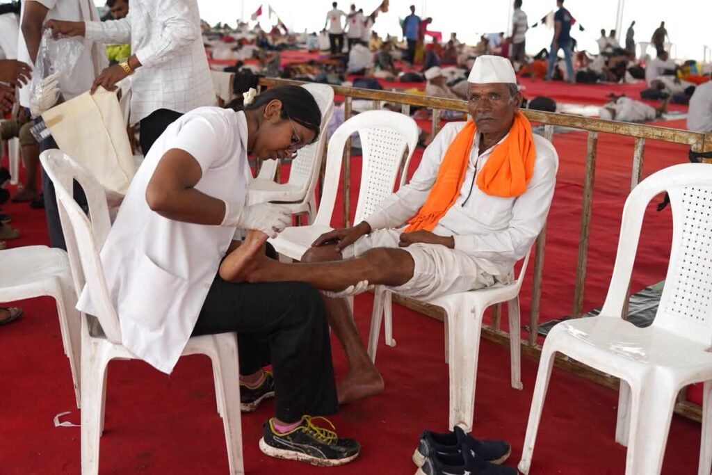 चरणसेवा'ने जपले लाखो वारकऱ्यांचे आरोग्य; ४.९६ लाखांहून अधिक वारकऱ्यांना लाभ !! 1010298746
