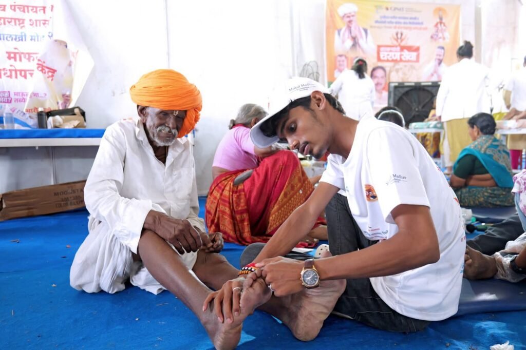 चरणसेवा'ने जपले लाखो वारकऱ्यांचे आरोग्य; ४.९६ लाखांहून अधिक वारकऱ्यांना लाभ !! 1010298758