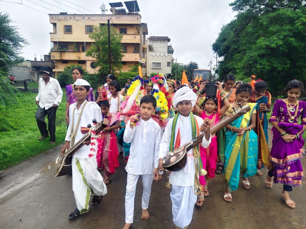 हरिनामाच्या गजरात शिंगवे गाव दुमदुमले,आनंदवारी दिंडीने जपली वारकरी परंपरा !! 1010308335