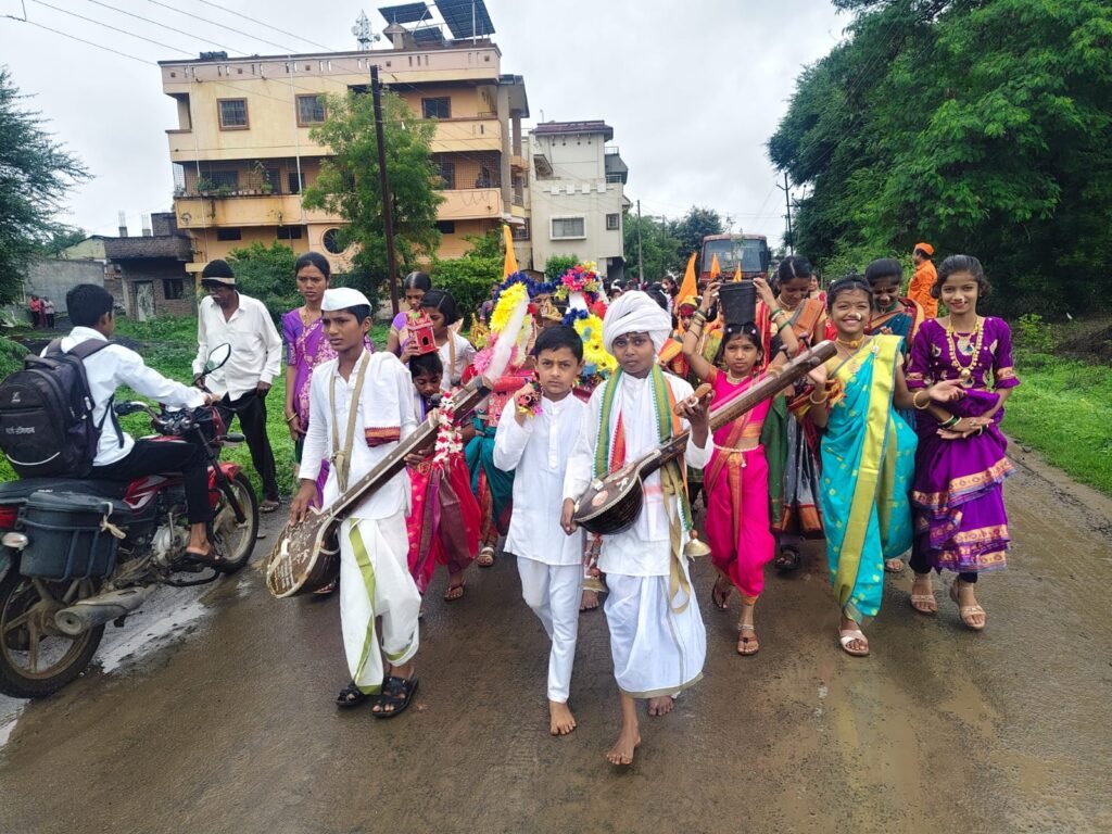 हरिनामाच्या गजरात शिंगवे गाव दुमदुमले,आनंदवारी दिंडीने जपली वारकरी परंपरा !! 1010308336
