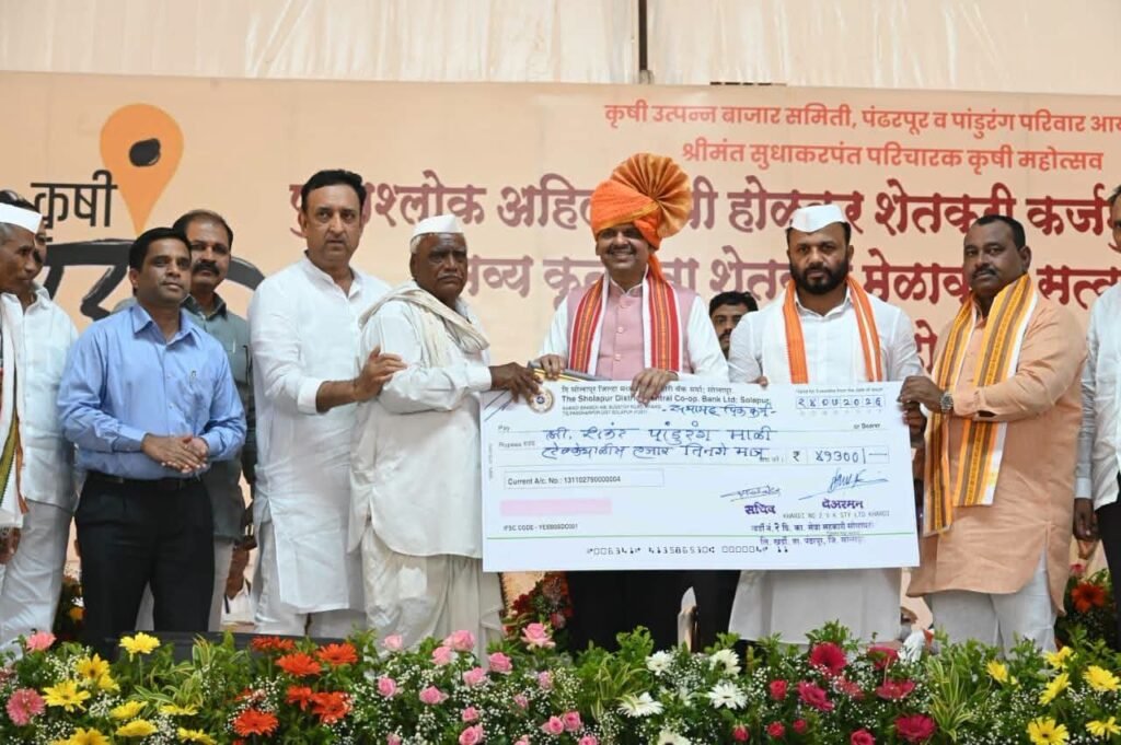 'पुण्यश्लोक अहिल्यादेवी होळकर कर्जमुक्ती योजनेअंतर्गत' शेतकऱ्यांना कर्जमुक्ती प्रमाणपत्रांचे मुख्यमंत्री देवेंद्र फडणवीस यांच्या हस्ते वितरण !! 1010313139