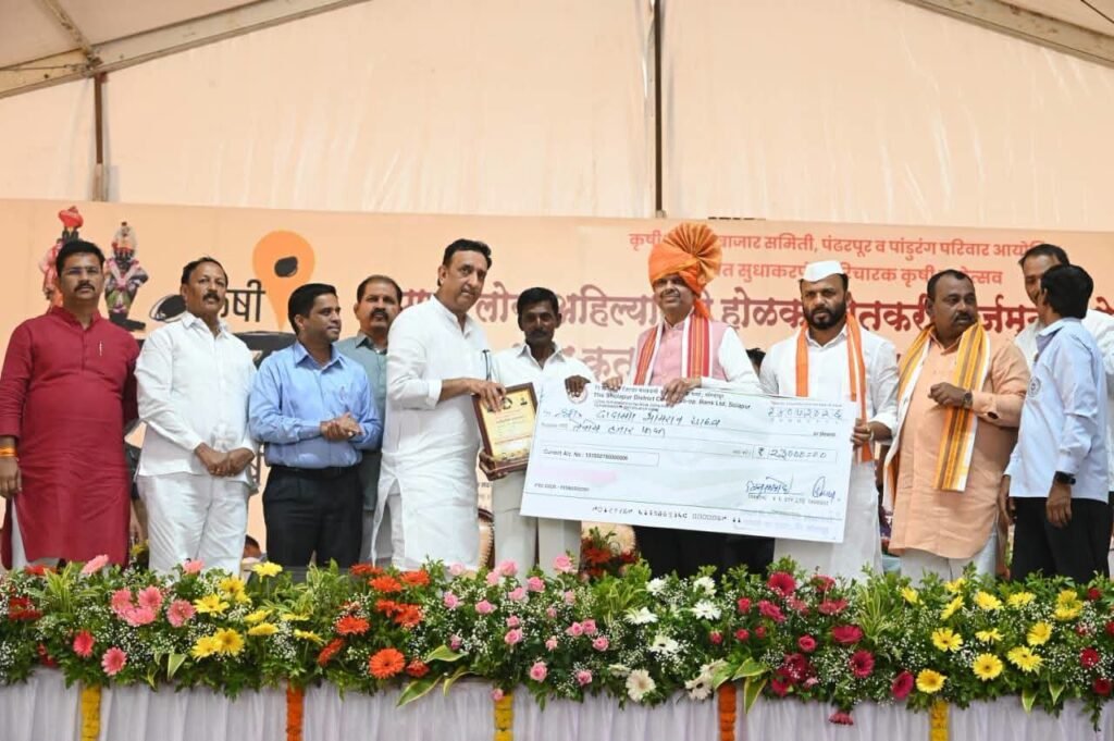 'पुण्यश्लोक अहिल्यादेवी होळकर कर्जमुक्ती योजनेअंतर्गत' शेतकऱ्यांना कर्जमुक्ती प्रमाणपत्रांचे मुख्यमंत्री देवेंद्र फडणवीस यांच्या हस्ते वितरण !! 1010313142