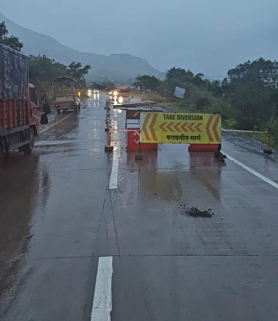 माळशेज घाटामध्ये करांजले गावच्या हद्दीमध्ये रस्ता खचला ;आळेफाटा कडून कल्याण कडे जाणारी अहिल्यानगर कल्याण महामार्गावरील वाहतूक बंद !! 1010327156