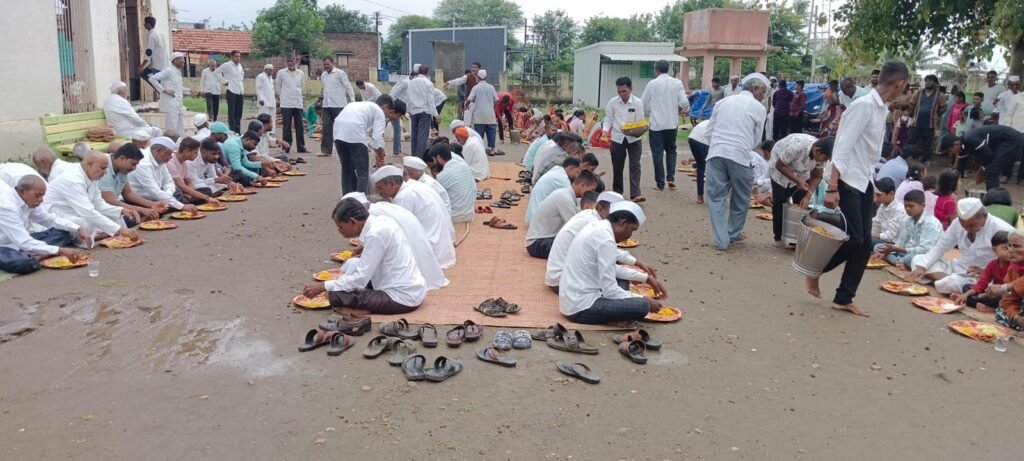 जारकरवाडीच्या तरुणांनी जपली आषाढी बारशीच्या अन्नप्रसादाची अनोखी परंपरा !! 1010333075