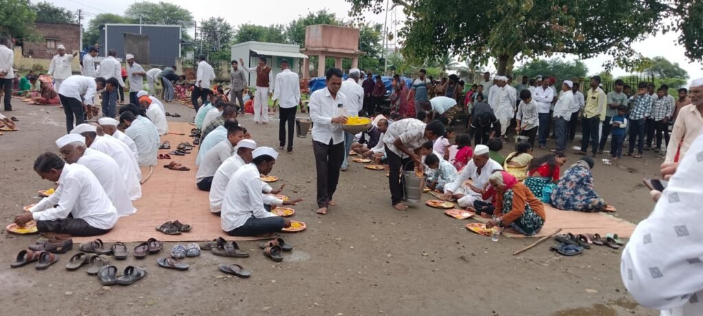 जारकरवाडीच्या तरुणांनी जपली आषाढी बारशीच्या अन्नप्रसादाची अनोखी परंपरा !! 1010333077