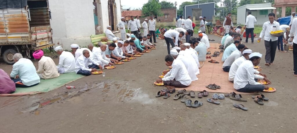 जारकरवाडीच्या तरुणांनी जपली आषाढी बारशीच्या अन्नप्रसादाची अनोखी परंपरा !! 1010333081