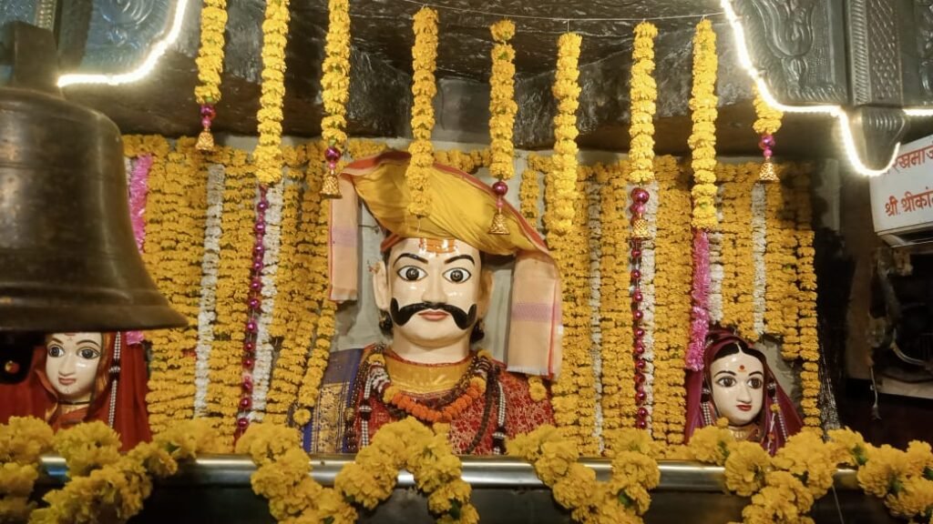 गुरु पौणिमेला धामणीत खंडोबाला फुलांची सजावट !! 1010375276