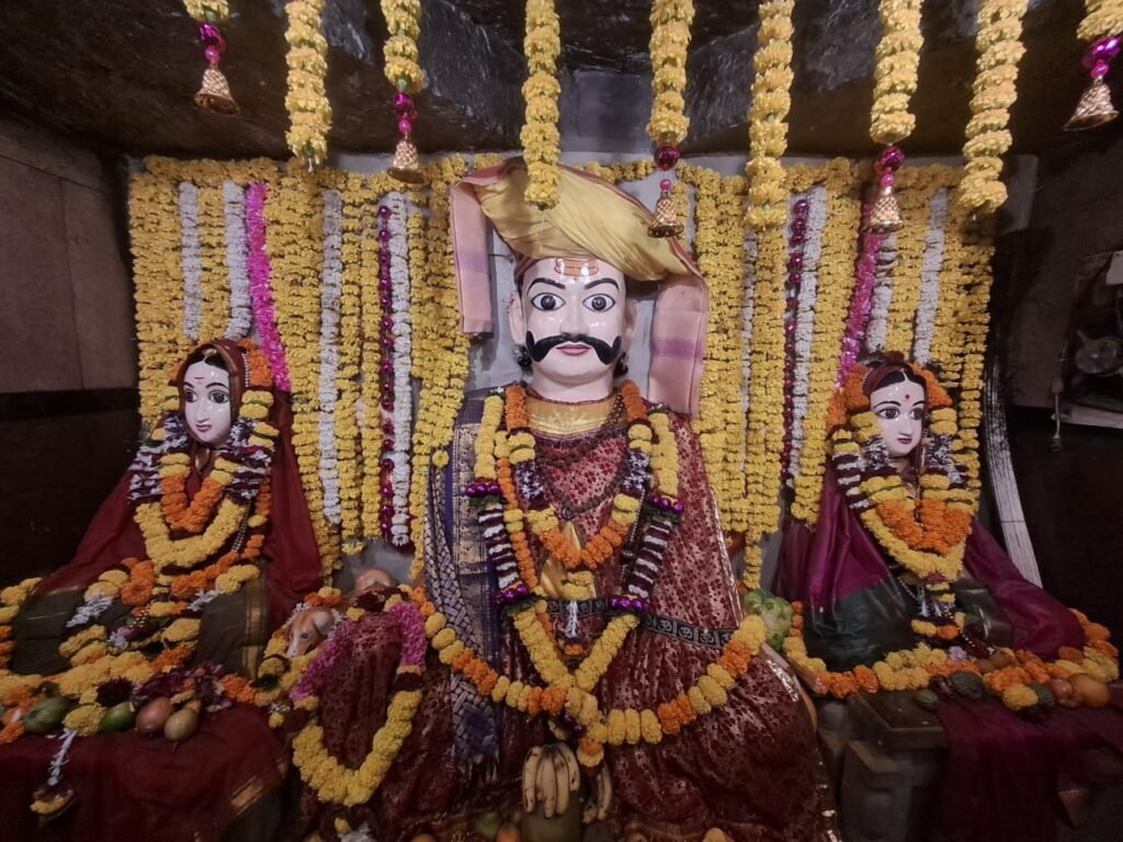 गुरु पौणिमेला धामणीत खंडोबाला फुलांची सजावट !! 1010375277